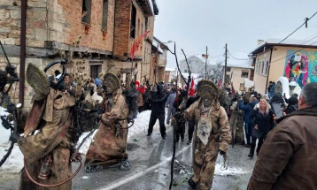 Defile tradicionale nën maska në Karnavalin e Vevçanit