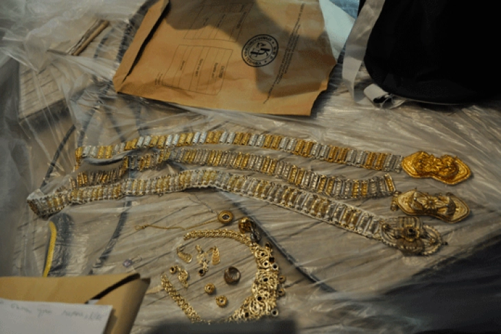 Велешката полиција фати крадец на пари и златни предмети кои ги заложил, а притворен е и сопственикот кај кој ги заложил