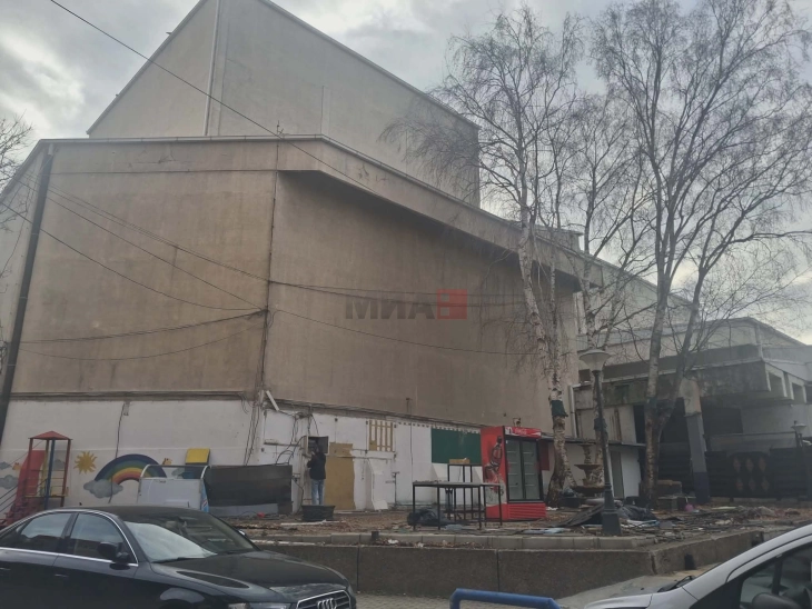 Продолжува отстранувањето на урбаната опрема во Куманово