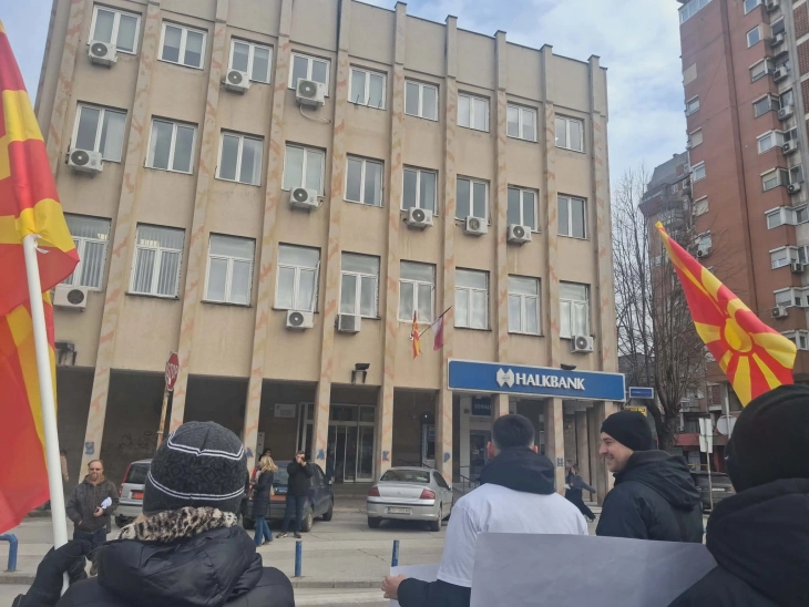 Протест пред УЈП на кумановците што работеа за американски компании