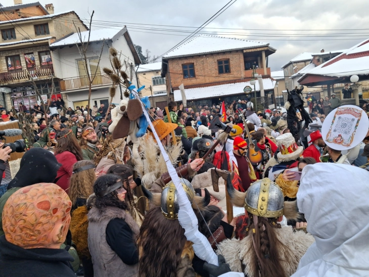 Карневал под маски во Вевчани (ФОТО)