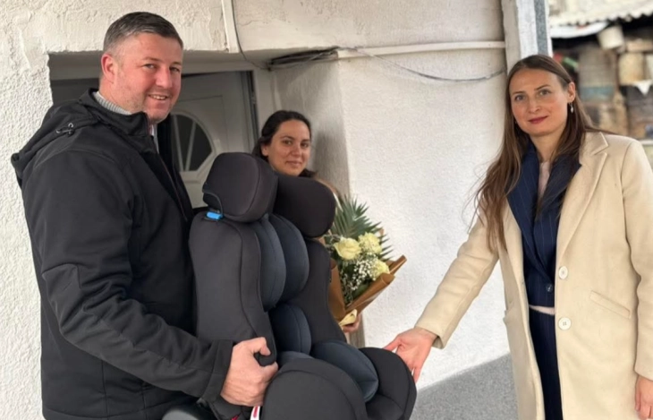 Градоначалникот Гоцевски го посети семејството на првороденото во Делчево за 2026