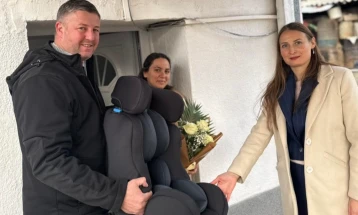 Градоначалникот Гоцевски го посети семејството на првороденото во Делчево за 2026