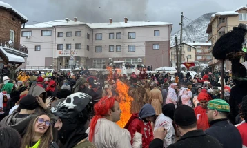 Со палење на маските и василичарско оро завршува Вевчанскиот карневал