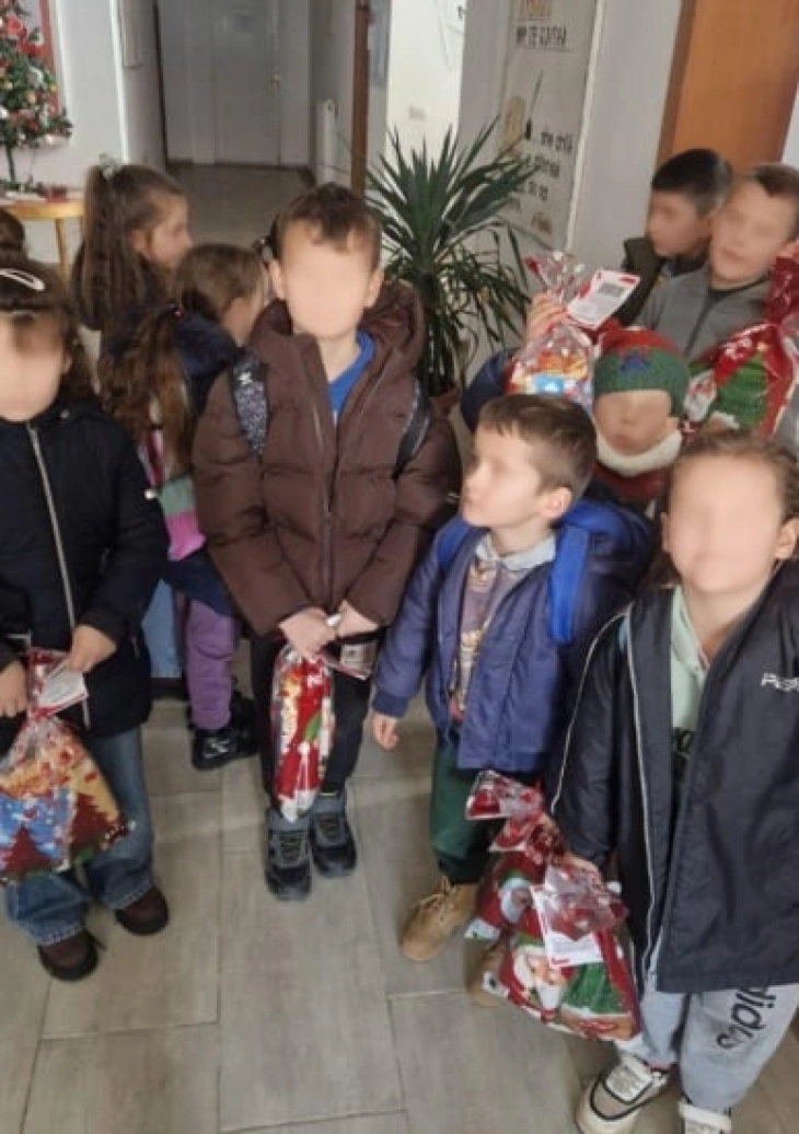 МАЕИ и Патриотското друштво од Скопје за Василица со пакетчиња ги израдуваа децата во Корча и Пустец