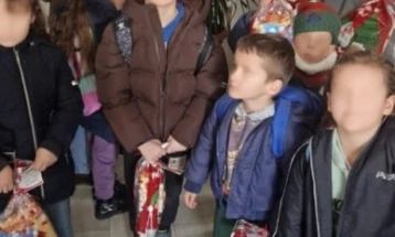 МАЕИ и Патриотското друштво од Скопје за Василица со пакетчиња ги израдуваа децата во Корча и Пустец