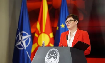 Прес-конференција на министерката Димитриеска-Кочоска (во живо)