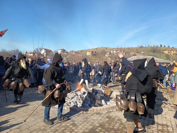 Со клопотарци и страшни маски џоломарите бркаат лоши духови во неколку села во Тиквешијата 