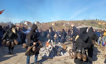 Со клопотарци и страшни маски џоломарите бркаат лоши духови во неколку села во Тиквешијата 