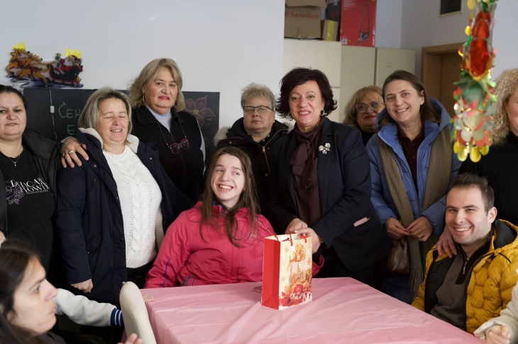 Стаменкоска-Трајкоска: Дружење, пита со паричка и донација за Клубот на деца со церебрална парализа во Расадник