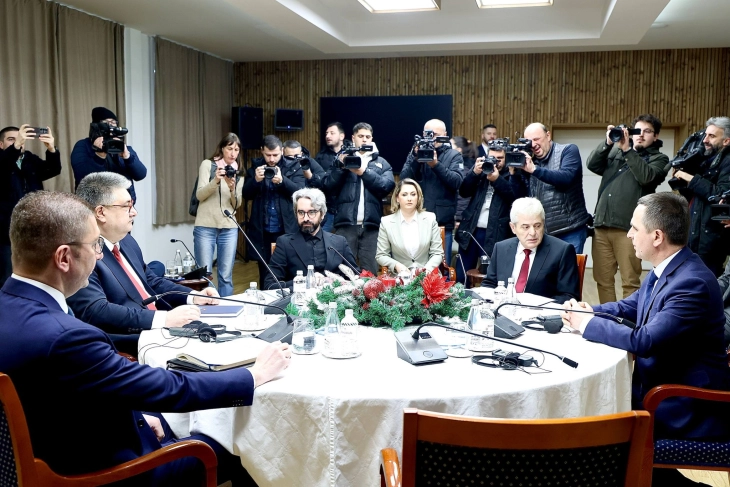 Përfundoi takimi i liderëve