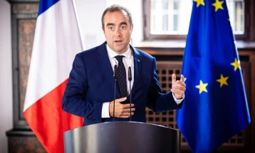 Француската влада преживеа гласања за недоверба