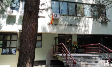 Ka ndërruar jetë një paciente me grip, dy pacientë janë në mbështetje respiratori në Klinikën për sëmundje infektive