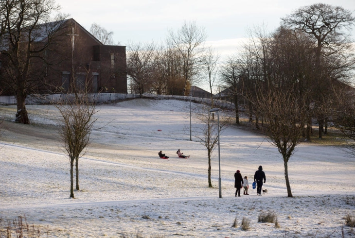 Променливо време со дожд, снег и магла - температурите во опаѓање
