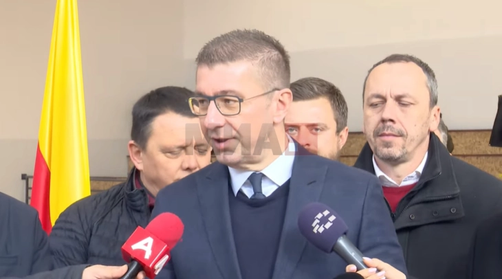 Kryeministri Mickoski mori pjesë në hapjen e sallës sportive tërësisht të rikonstruktuar në Kratovë