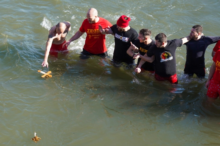 Подготовки за Водици: Досега 140 пријавени за фаќање на крстот во Вардар на мостот „Слобода“ во Скопје