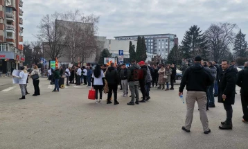 Протест на кумановци пред зградата на УЈП