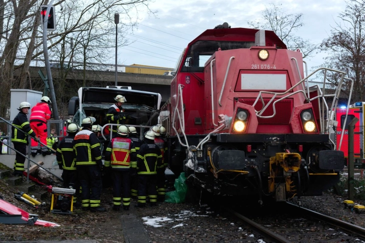 Едно лице загина при судар на автобус со локомотива во Хамбург