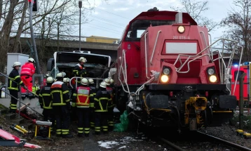 Едно лице загина при судар на автобус со локомотива во Хамбург