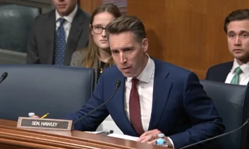 Сослушување во Сенатот: Дали мажите можат да забременат? Лекарка 11 пати одбива да му одговори на сенаторот Хаули