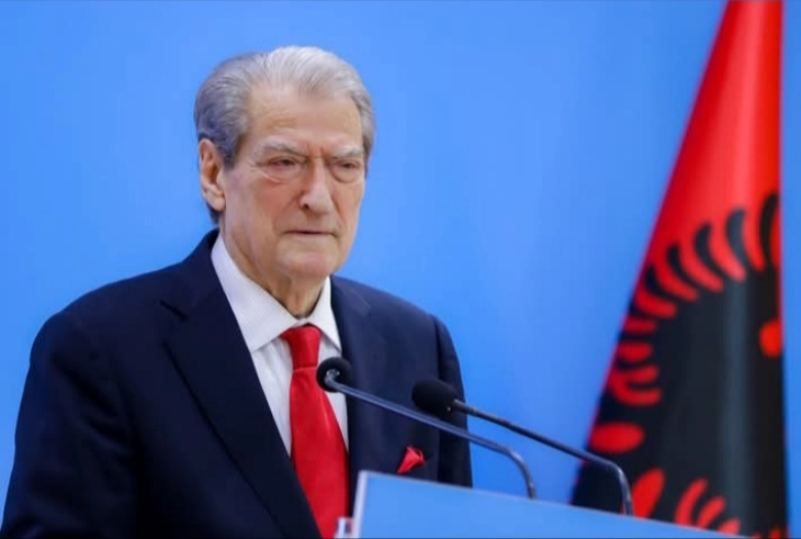 Бериша: Светот очекува од опозицијата решение за драматичната ситуација во Албанија