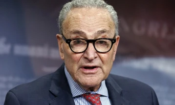 Лидерот на демократите во Сенатот сака да ги блокира царините на Трамп врз европските сојузници