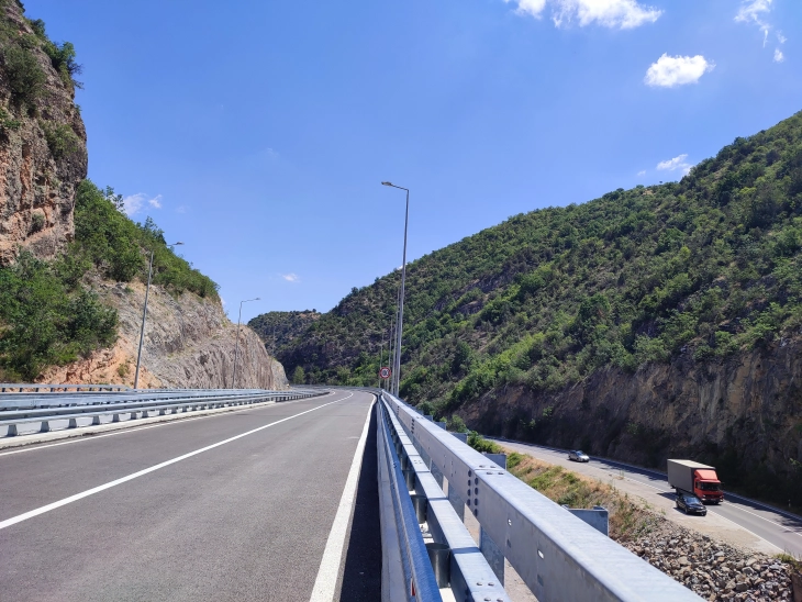 Komunikacioni në disa vende nëpër rrugë të lagështa, nuk ka vonesa në vendkalimet kufitare