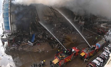 Të paktën 11 persona humbën jetën në zjarrin në një qendër tregtare në Pakistan