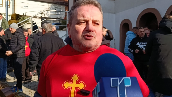 Јовица Илиески-Кара го фати осветениот крст за Богојавление-Водици во Тетово