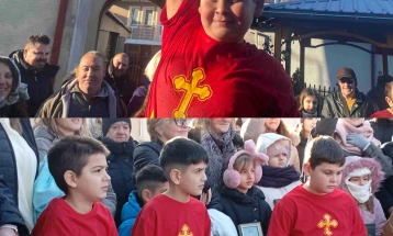 Во Дебар по крстот скокаа три дечиња, најсреќен Дамјан Стефановски