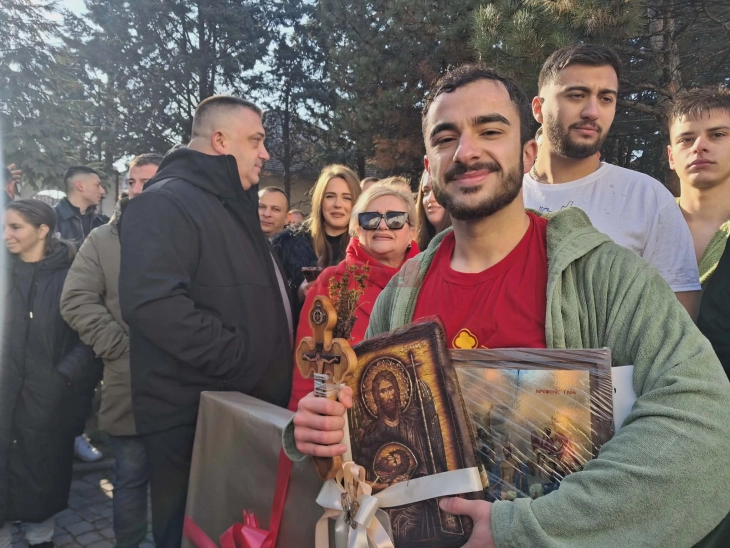 Борис Стефановски го фати крстот во црквата „Свети Никола“ во Куманово