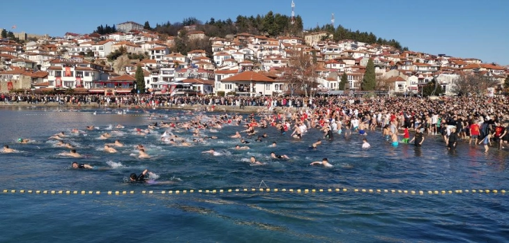 Мартин Гоџо го извади крстот од осветените води на Охридското Езеро