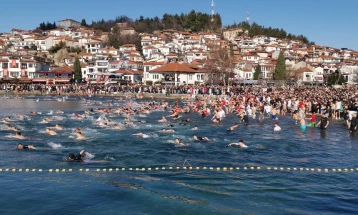 Мартин Гоџо го извади крстот од осветените води на Охридското Езеро