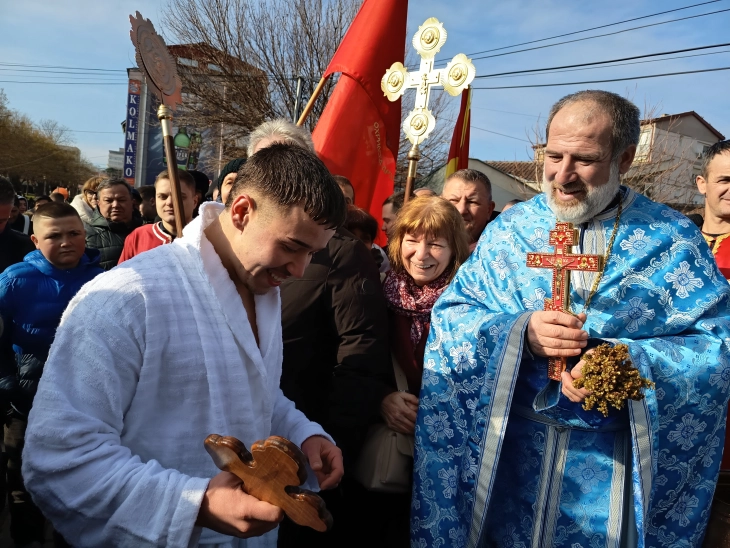 Средношколецот Кристијан го фати светиот крст во реката Луда Мара и посака здравје за сите 