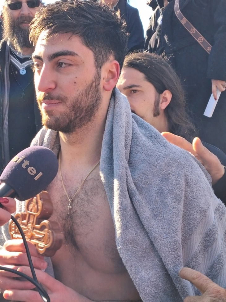 Петар Чакарески го извади светиот крст од водите на Црн Дрим во Струга