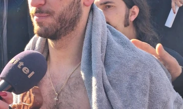 Петар Чакарески го извади светиот крст од водите на Црн Дрим во Струга