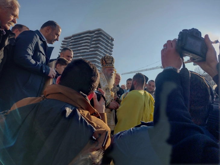 Дарко Митровиќ го извади светиот крст од водите на Вардар во Скопје