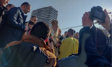 Darko Mitroviq e nxori kryqin nga ujërat e Vardarit në Shkup