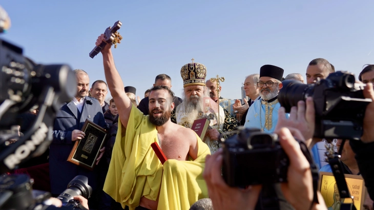 Дваесет и четригодишниот Дарко Митровиќ го фати крстот во Скопје