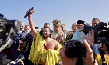 Дваесет и четригодишниот Дарко Митровиќ го фати крстот во Скопје