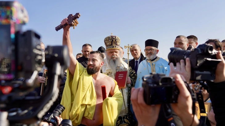 Njëzetë e katër vjeçari Darko Mitroviq e kapi kryqin në Shkup