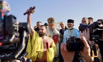 Njëzetë e katër vjeçari Darko Mitroviq e kapi kryqin në Shkup