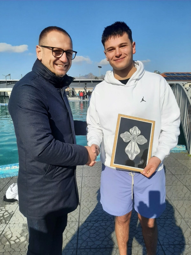 Гимназијалецот Јордан Ангелески го фати светиот крст и е најсреќен на Водици во Прилеп