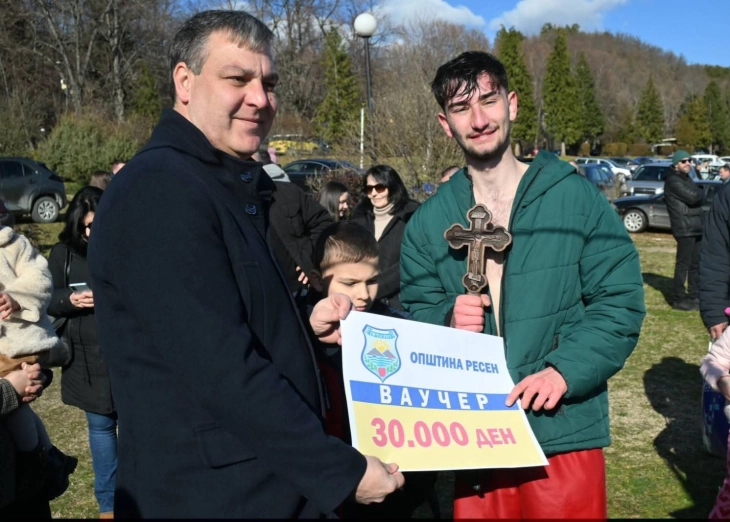 Христијан Џеповски го извади Светиот крст од Преспанско Езеро