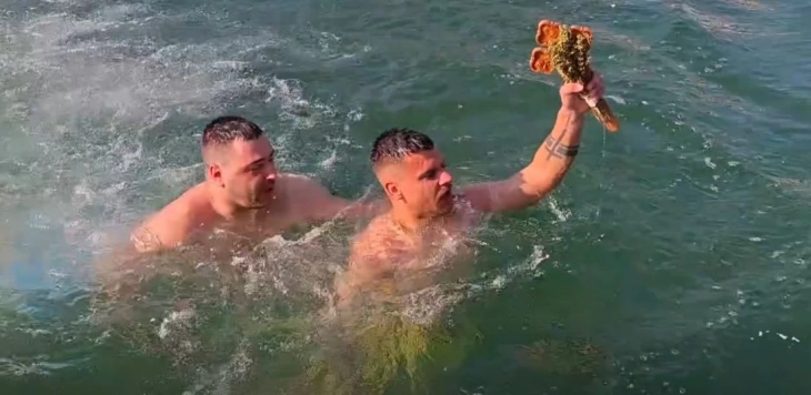 Васко Дрвошанов и годинава го фати светиот крст во Струмица