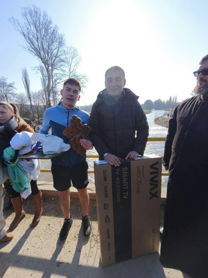 Матеј Стојановски го извади крстот од осветените води на река Пчиња, општина Старо Нагоричане