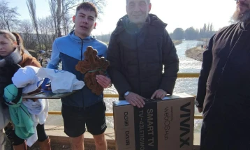 Матеј Стојановски го извади крстот од осветените води на река Пчиња, општина Старо Нагоричане