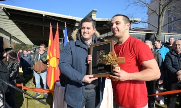 Марио Димитријевски го фати крстот во општина Илинден