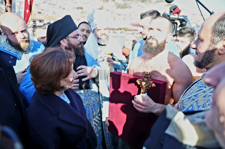 Presidentja Siljanovska Davkova në shënimin e Ujit të Bekuar në Ohër dhe Strugë