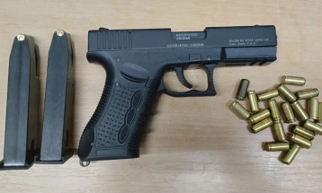 Është gjetur pistoletë në një automjet “Shkoda”, arrestohet një person nga Shkupi